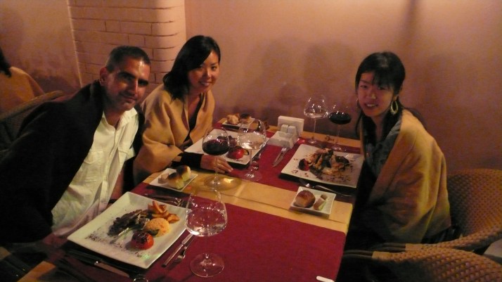 De izq a der: yo, Izumi y Naomi, cenando en Esmirna