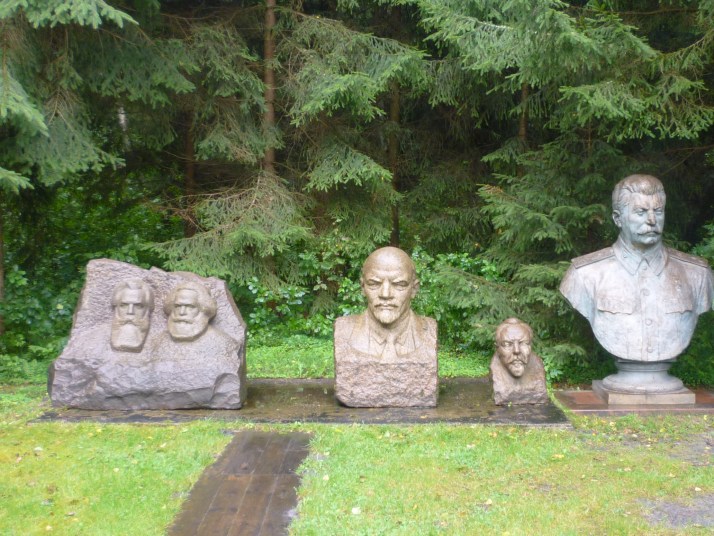 La familia feliz del comunismo