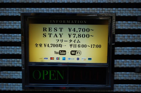 Cartel con precios. Foto por M&A on the Move