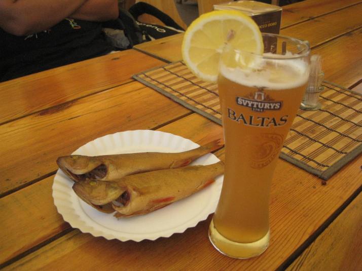 Pescado ahumado y cerveza