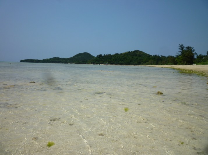 El agua transparente de la playa Sukuji