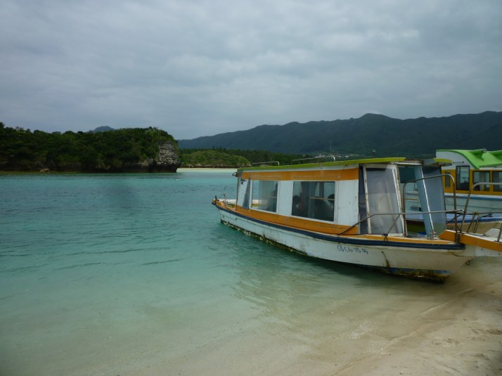 Uno de los barcos con fondo transparente en Kabira