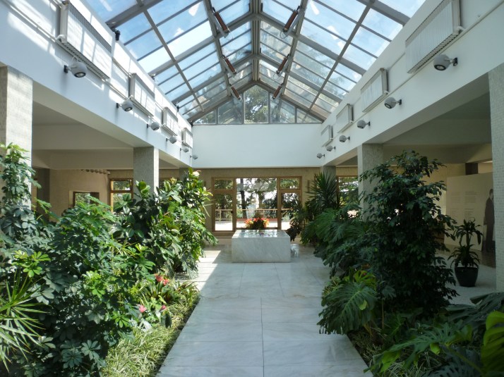 Vista interior de la Casa de las Flores con la tumba de Tito