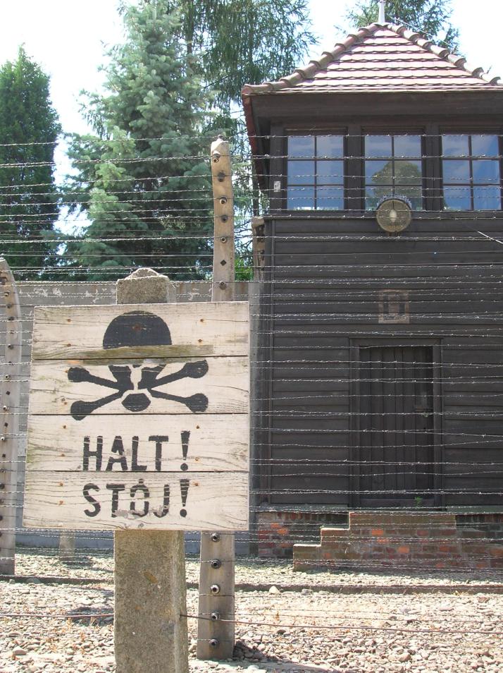 Caseta de vigilancia y alambradas en Auschwitz I