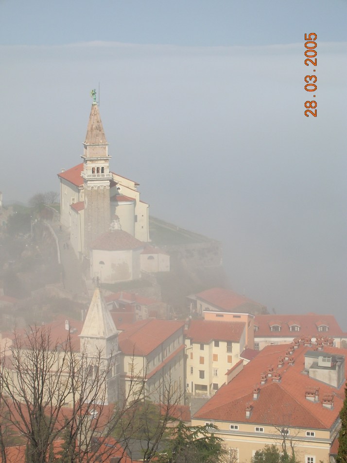 Panoramica de Piran envuelta en niebla desde las murallas