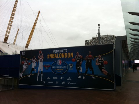 Carteles de la NBA en los accesos al O2 Arena
