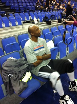Jason Terry hablando con un reportero