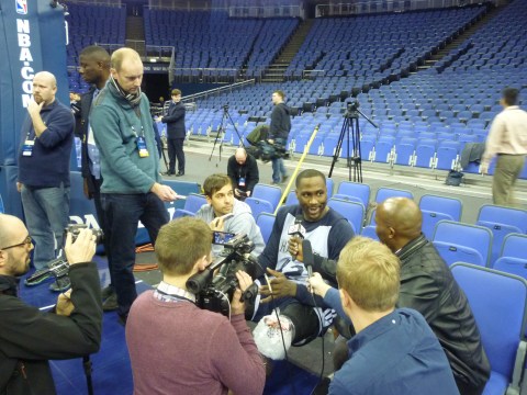 Elton Brand atendiendo a la prensa