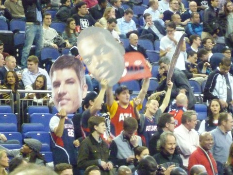 Seguidores de Atlanta pidiendo un triple de Korver