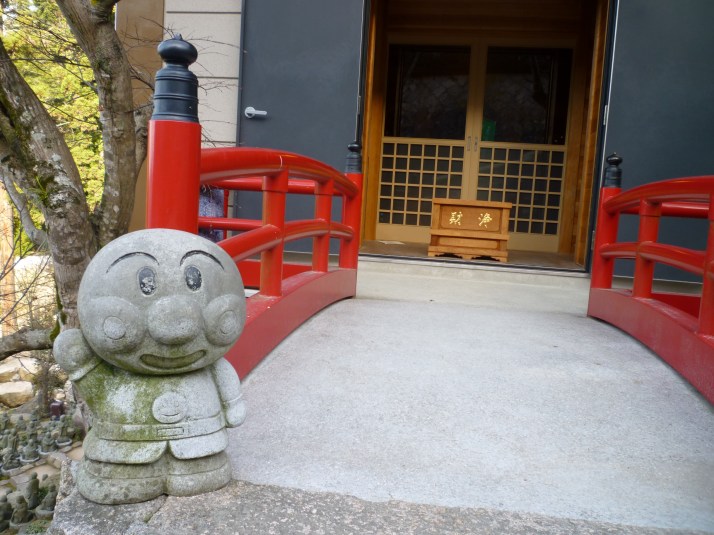 Anpanman en un templo en Miyajima