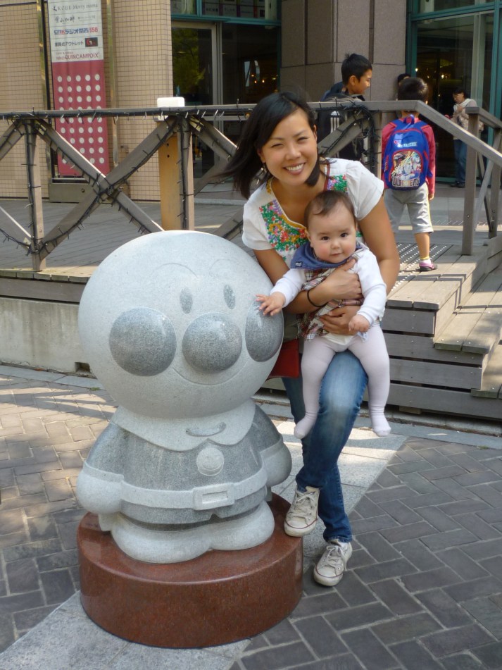 Sakura e Izumi con Anpanman en Kobe