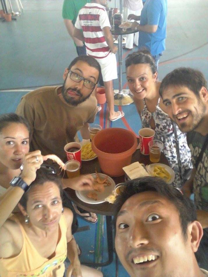 Genya, con Cris a su izquierda, con familia y amigos de Cartaya