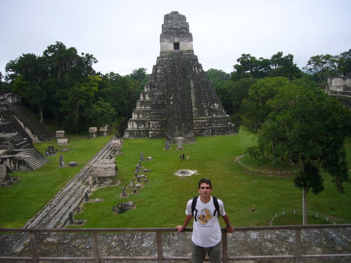 La majestuosa Gran Plaza con el Templo I al fondo