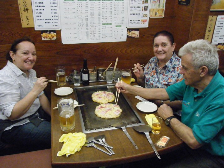 Mi familia disfrutando de un buen okonomiyaki
