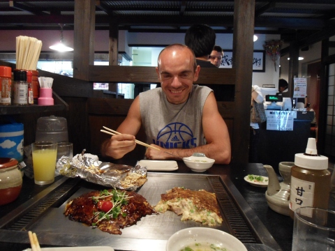 David disfrutando de un buen okonomiyaki en Okayama