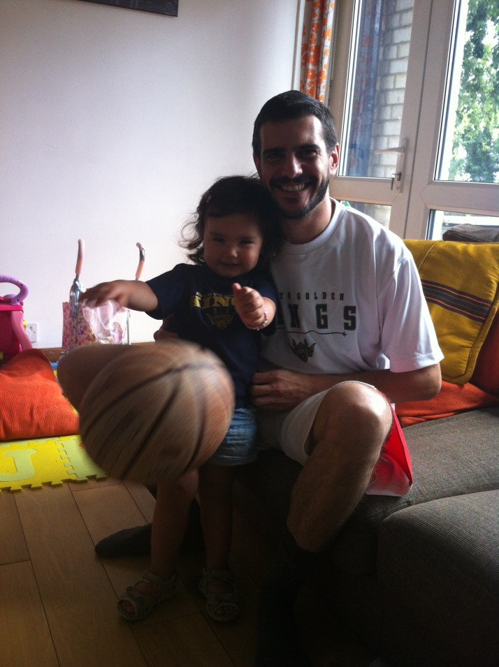 Sakura y su tio Guille con las camisetas de los Ryukyu Kings