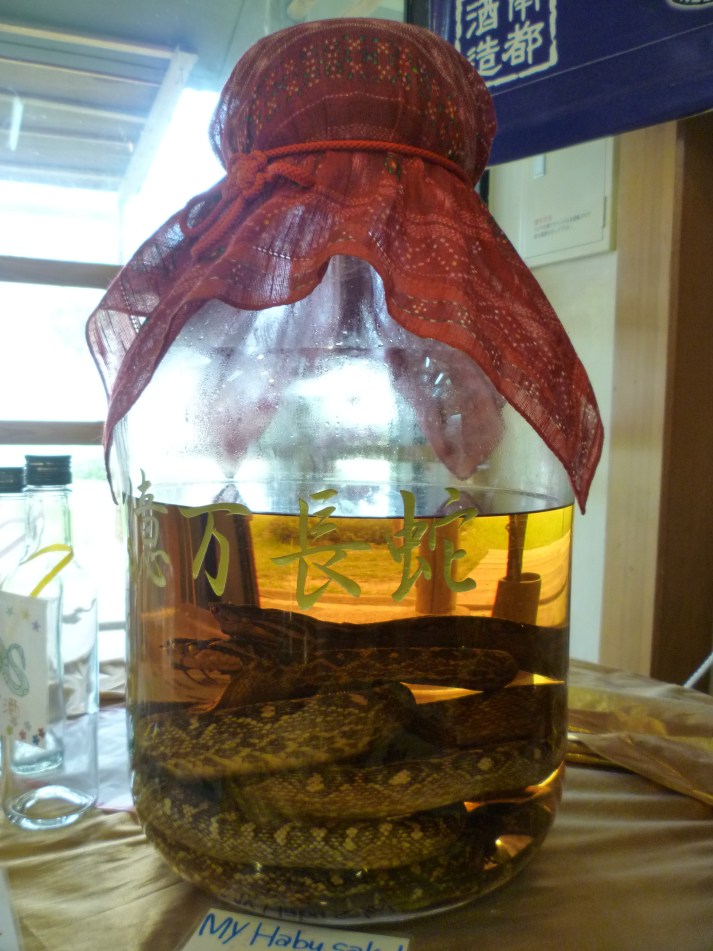 Alguien quiere un poco de sake de serpiente Habu?