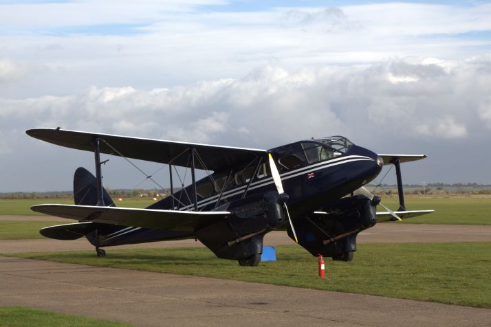 Un Dragon Rapide esperando su turno para volar