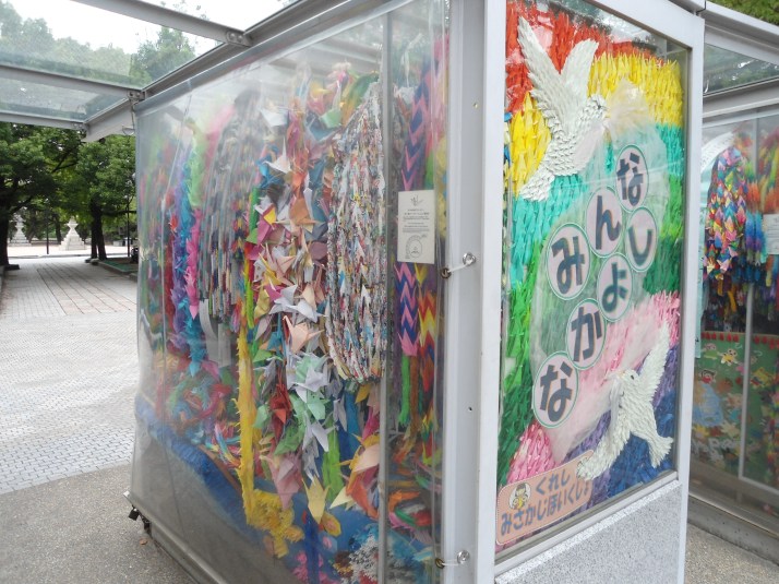 Una urna con miles de pajaritas de origami