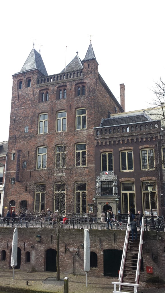 La imponente fachada del Oudaen