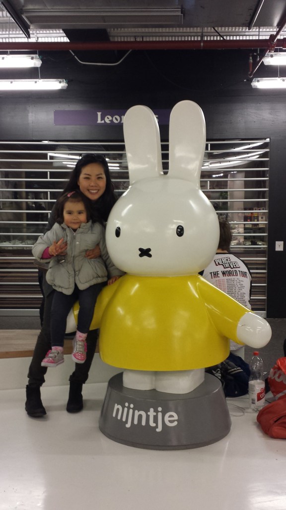 Izumi y Sakura con Miffy (Nijntje en dutch)