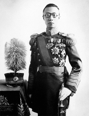 Puyi con su uniforme de Emperador de Manchukuo