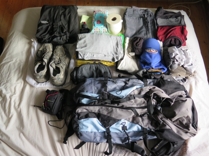 Autopsia de la mochila. Faltan los bastones y la bolsa de frutos secos.